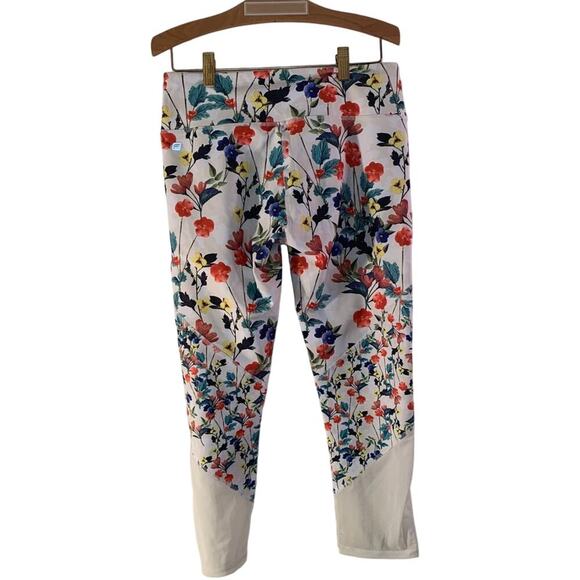 FABLETICS Women’s Brogan White Flowered Capris / Size: Small 4-6 - Picture 2 of 10
